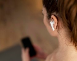 Вас могут подслушивать и отслеживать через наушники: кто под угрозой