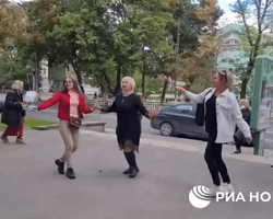 Танцы под советские песни с триколорами: росСМИ показали, как проходит псевдореферендум в Херсоне (видео)