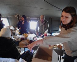 "Уехать? Нет, сейчас помощь нужна здесь". Настроения мариупольцев