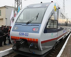 Тимошенко во Львове покаталась на рельсовом автобусе