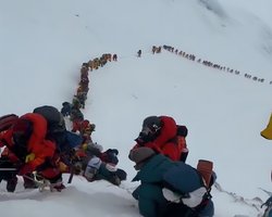 274 альпіністи одночасно підкорили Еверест: рекордне сходження з боку Непалу