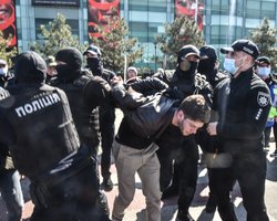 В Одессе протестующих против тарифов задержали под песню "Вставай, страна огромная" (видео)