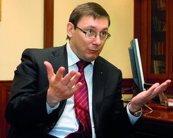 Луценко предложил проводить дебаты в библиотеке