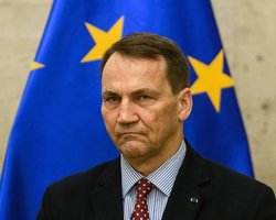 Европейские министры поспорили из-за Украины: Сикорский пожелал "Мадяру" добить "Дружбу"