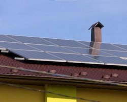 Зима близко: как украинцы экономят и сохраняют свет при помощи солнечных панелей (видео)