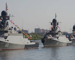 Дрони дістали носій "Калібрів" у Каспійському морі: є кадри влучання по базі ЗС РФ (відео)