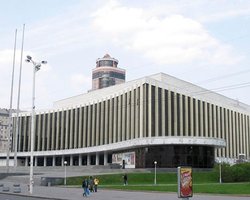 С 15:00 возле дворца Украина запретят ездить и ходить