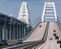 Розвертають назад: на Кримському мосту перекрили проїзд для легкових машин, — соцмережі