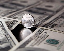 Курс рубля к доллару просел следом за падением цен на нефть