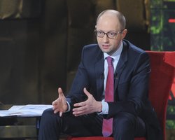 Яценюк настаивает на изменениях в Конституцию до 25 мая