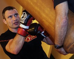 Кличко возобновил подготовку к бою с Адамеком