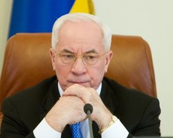 Азаров прокомментировал историю с якобы избиением Тимошенко