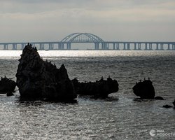 "Уровень тревожности растет": оккупанты усилили защиту Крымского моста (фото, видео)