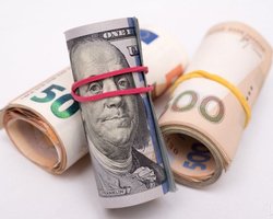 Нацбанк продал еще $200 млн из резервов. Эксперты говорят: так и надо