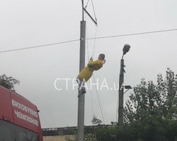 Дублер Верещук снова летает над Киевом: из-за съемок образовалась пробка