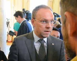 "Очень специфически отношусь": Власенко отреагировал на идею отправлять на фронт депутатов