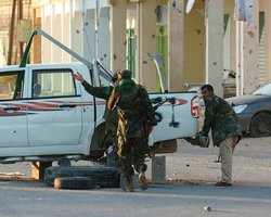 Войска Каддафи обстреляли лагерь беженцев в Тунисе, - очевидцы