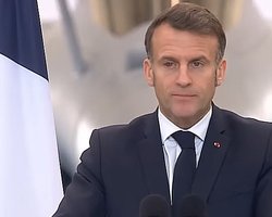 "Взгляд тигра": Макрон пошутил по поводу своего внешнего вида перед военными (видео)