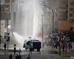 Протестующие в Минске сломали два водомета