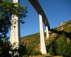 Шаг над бездной: топ самых необычных мостов мира, от которых захватывает дух (фото)