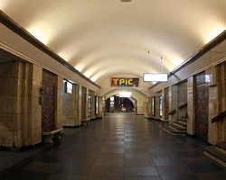 Юноша, упавший на рельсы на станции Крещатик, остался жив