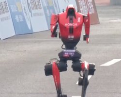 "Я навіть не міг уявити": робот вперше побив світовий рекорд людини в півмарафоні (відео)