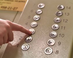 Генераторы, батареи, ПО: как украинцам не застревать в лифтах из-за отключений света