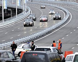 На одну зарплату. Украинские политики живут богаче иностранцев