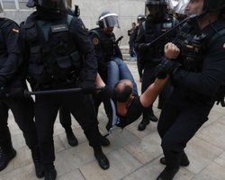 Число раненых в столкновениях в Каталонии подбирается к пятистам