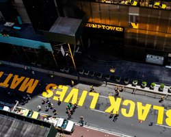 Мэр Нью-Йорка с протестующими нарисовал "Black Lives Matter" у здания Trump Tower