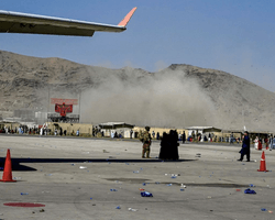 В аэропорту Кабула произошел мощный взрыв, слышна стрельба (видео)