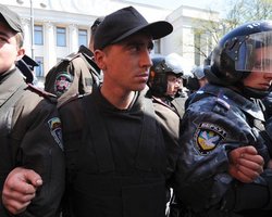 МВД разыскивает тех, кто вчера на митинге бил милиционеров