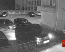 Депутаты на Львовщине пытались заехать на машине в подъезд многоэтажки по ступенькам (видео)