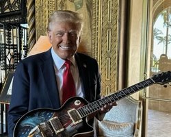 Трамп начал продавать эксклюзивные гитары с лозунгом своей предвыборной кампании (фото)
