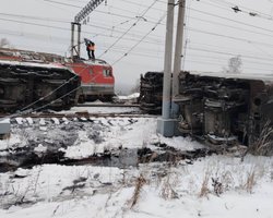 Розлив мазуту та блекаут у Пензі: що відомо про аварію поїздів і вимкнення світла (фото)