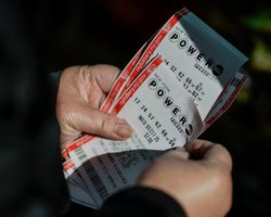 Исторический выигрыш на Рождество: один билет в лотерее принес $1,817 млрд американцу