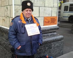 На Майдане появился первый человек в оранжевом шарфе