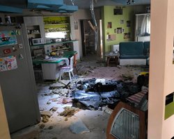 В Николаеве дрон с боевой частью в 100 кг пробил крышу жилого дома и чудом не взорвался (видео)