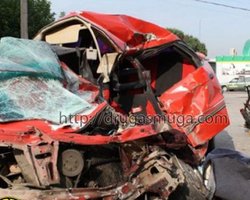 В Мариуполе МАЗ раздавил Audi. Водитель и пассажир погибли