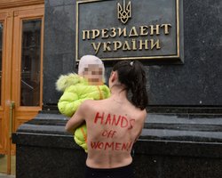 Активистка Femen устроила обнаженную акцию у ОП из-за воинского учета для женщин (фото)