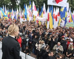 Тимошенко зовет всех на акцию протеста под парламентом