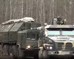 В Беларуси впервые показали РК "Орешник" на боевом дежурстве: три машины, рота солдат (видео)