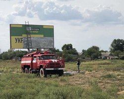 В Николаевской области борды "Слуги народа" расклеивает пожарная машина