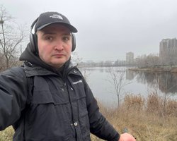 Ударил кастетом: в Киеве курьер разбил лицо отцу блогера Степанца — он раскрыл подробности (фото)