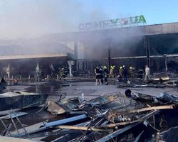 Более 20 погибших, 59 раненых: увеличилось число жертв удара по ТЦ в Кременчуге (фото)