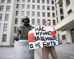 В Минске перед Домом правительства ОМОН опустил щиты. Девушки с цветами обнимают омоновцев