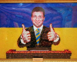Петербургские художники сложили портрет Зеленского из конфет
