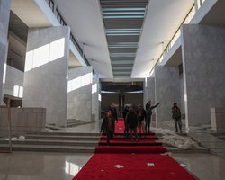 В гостях у диктаторов: почему Асад, Чаушеску и Хусейн строили безвкусные дворцы