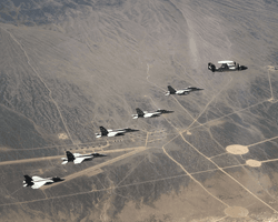 Застосували кораблі, літаки та підводні човни: США і Британія вдарили по 10 об'єктах у Ємені (відео)