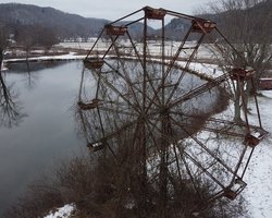Моторошне місце: як покинутий парк розваг на стародавньому похованні приваблює туристів